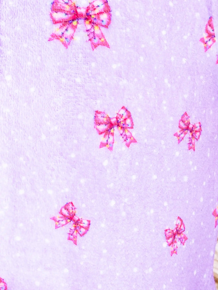 Pattern of pink bows on a light purple background